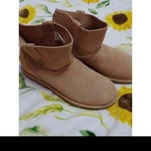 Classic unlined mini perforated boot Tawny brown Size 6 New without Box